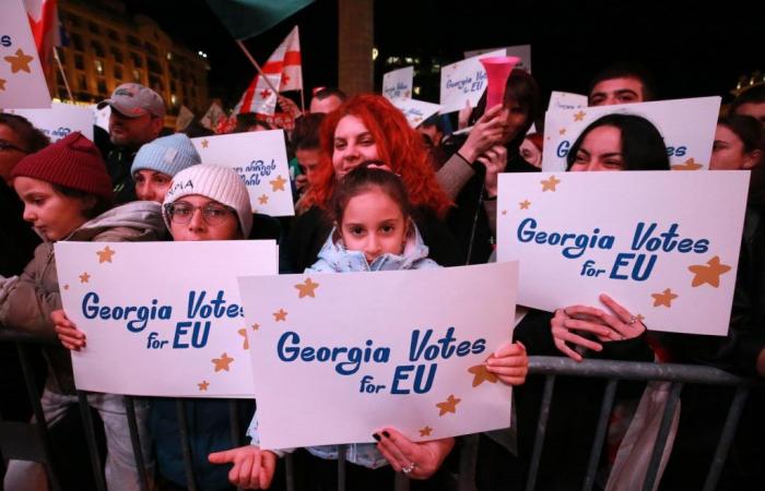 In Georgien demonstrieren vor den Parlamentswahlen Zehntausende proeuropäische Demonstranten in Tiflis