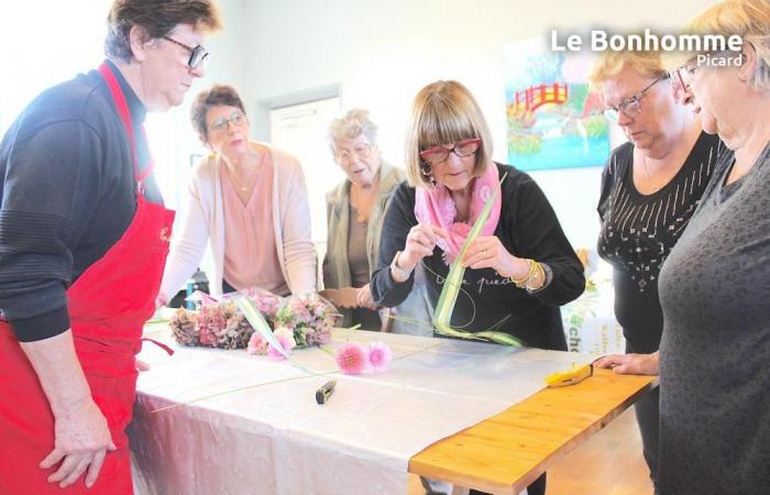 Choqueuse-les-Bénards: Die Kurse für Blumenarrangements sind einmal im Monat in guter Stimmung wieder aufgenommen worden