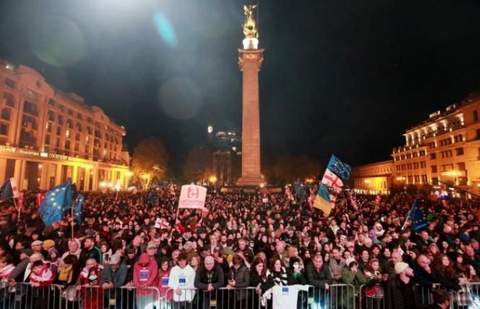 In Georgien demonstrieren vor den Parlamentswahlen Zehntausende proeuropäische Demonstranten in Tiflis