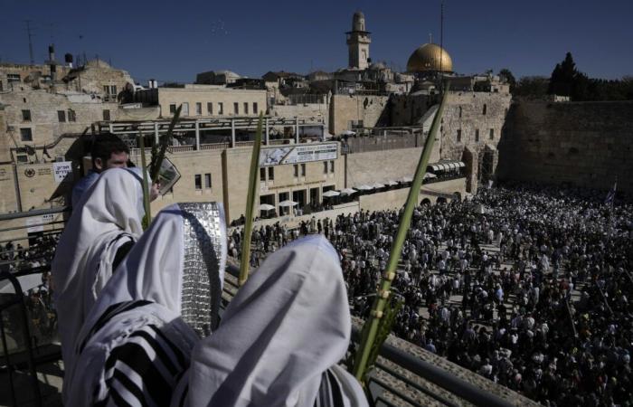 Birkat Kohanim: Angehörige von Geiseln unter den Tausenden von Menschen, die sich im Kotel versammelt haben