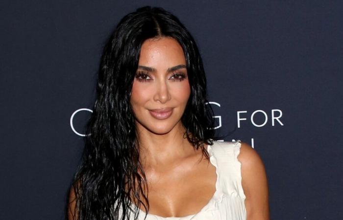 Kim Kardashian wagt es, auf dem roten Teppich einen schlichten Body zu tragen, sie zeigt ihre Beine und einen Ausschnitt, der zum Überlaufen bereit ist