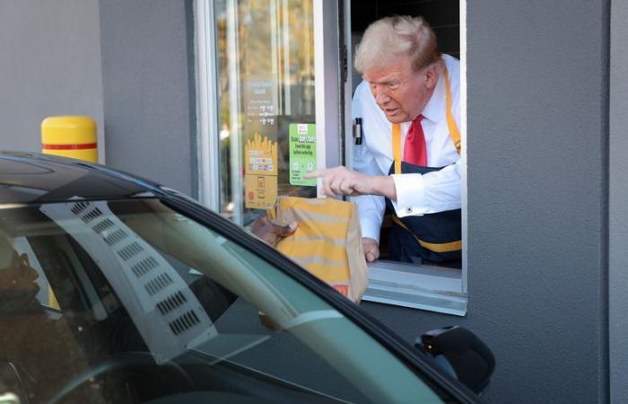 Um Kamala Harris anzugreifen, inszeniert sich Donald Trump in einem McDonald’s