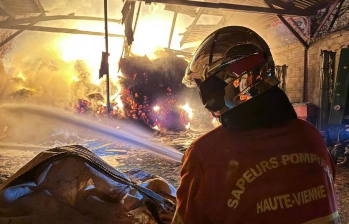 La Jonchère-Saint-Maurice: Ein landwirtschaftliches Lagergebäude, das bei einem Brand zerstört wurde