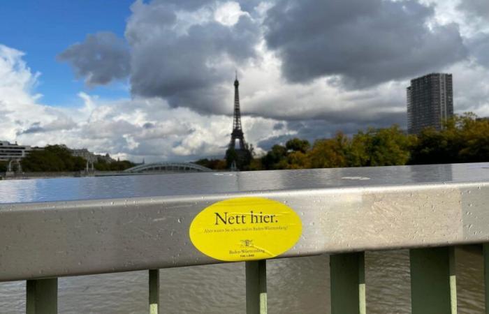 VIDEO. Diese gelben Aufkleber mit der Aufschrift „Nett hier“, die alle Touristenattraktionen dieser Welt erobert haben