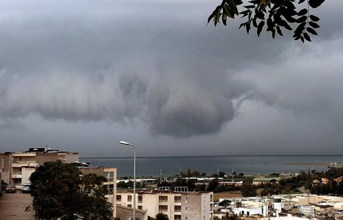 Auf Korsika herrscht Alarmstufe Gelb: Regenüberschwemmungen und Gewitter, ein im Golf von Ajaccio beobachteter Arcus