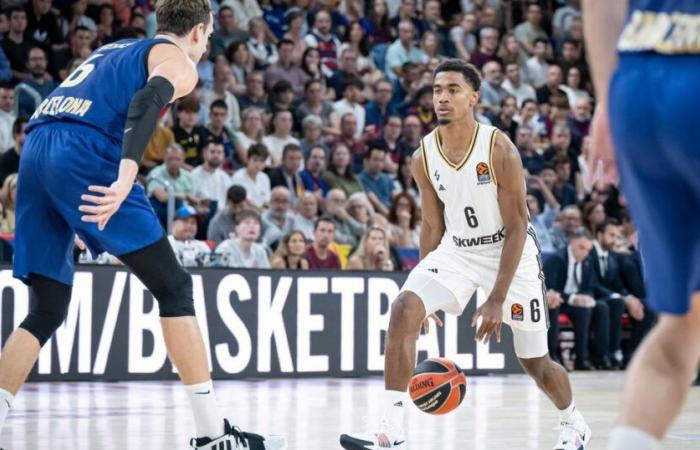 Asvel verneigt sich am Ende in Barcelona