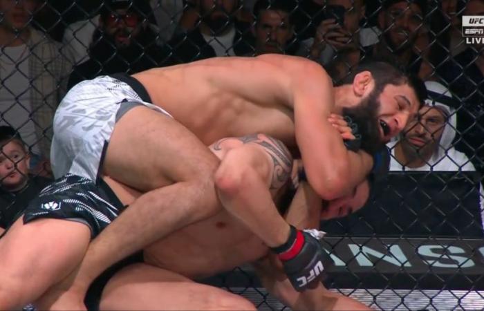 Khamzat Chimaev besiegte. Robert Whittaker bei UFC 308: Beste Fotos aus Abu Dhabi