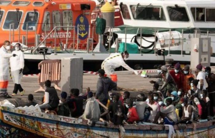 Ankunft eines Kanus aus Senegal in El Hierro mit 175 Menschen an Bord, darunter 39 Frauen, 9 Babys und ein lebloser Körper