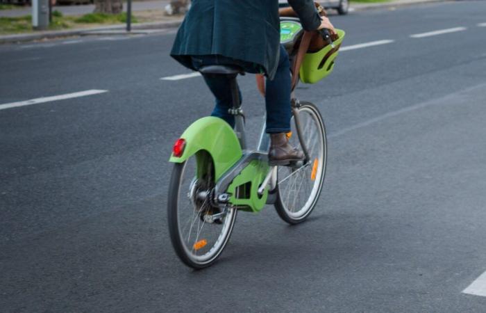 Er stößt einen Radfahrer heftig an und flüchtet mit dem Auto