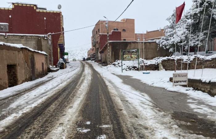 Schnee blockiert die Straßen in Rashidiya und Changer