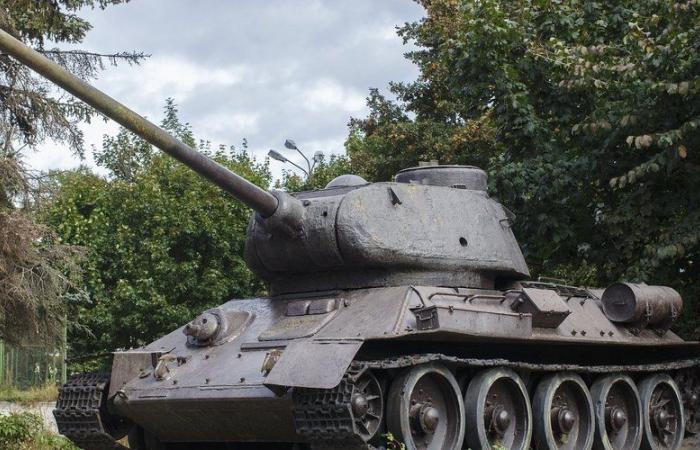 Krieg in der Ukraine: „Ein T-34, ein IS-3-Panzer und ein ISU-152“… Die Russen haben die alten Panzer aus dem Zweiten Weltkrieg „aus dem Lager geholt“.