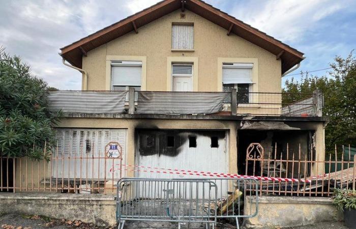 Ein Brand setzt ein Haus in Brand: Fast 20 Feuerwehrleute sind im Einsatz, um das Schlimmste zu verhindern