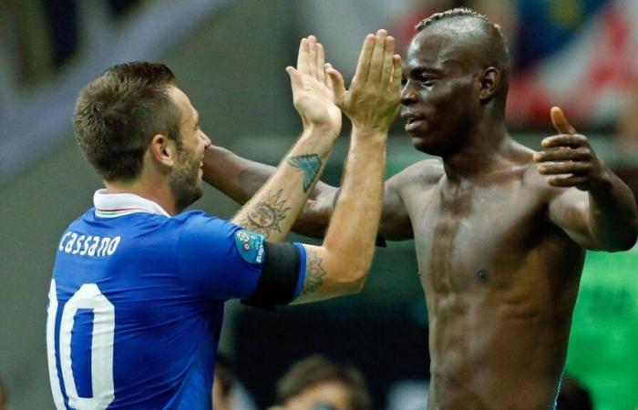 Cassano prognostiziert Balotellis Rückkehr in die Nationalmannschaft: „Ich bin überzeugt, dass er in Genua gut abschneiden und bei Retegui in der Startelf stehen wird.“