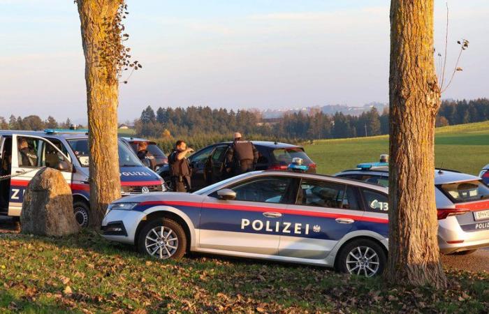 50 Personen unter Polizeischutz, der Verdächtige „sehr gefährlich“… Was wir über die Fahndung in Österreich wissen