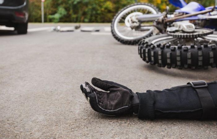 Tödlicher Zusammenstoß zwischen einem Roller, einem Auto und einem Motorrad: Ein 22-jähriger junger Mann kommt bei dem Unfall ums Leben