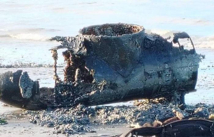 Ein äußerst seltener deutscher Torpedowerfer, 8 m lang, entdeckt an einem Strand in Calvados