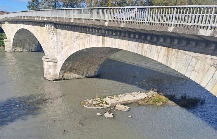 INFO ZUM VERSAND. Eine in der Garonne bei Miramont-de-Comminges gefundene Leiche, es handelt sich wahrscheinlich um den jungen Fischer mit einem Magneten