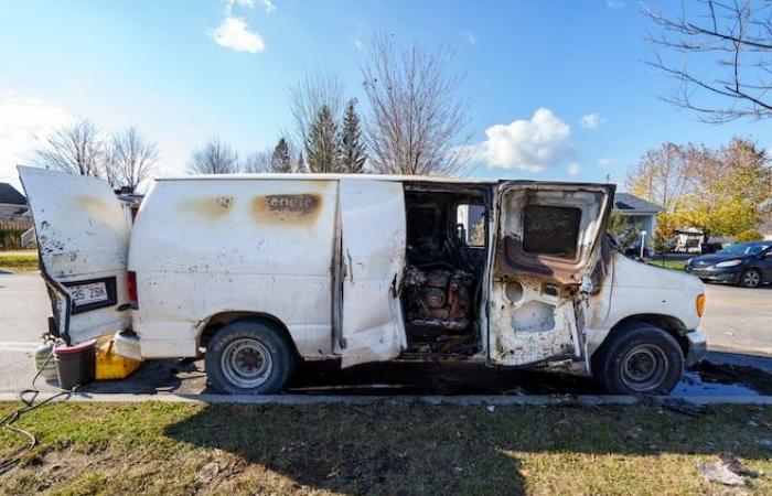 Ein mit Propan gefüllter Lieferwagen fängt im Rock Forest Feuer