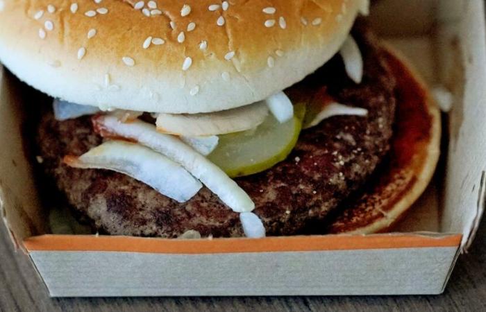 CDC sagt, dass gehackte Zwiebeln wahrscheinlich E.-coli-Infektionen bei McDonald’s verursacht haben, da die Zahl der Fälle auf 90 ansteigt