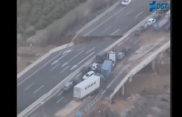 VIDEO – Überschwemmungen in Spanien: Eine Brücke auf der Autobahn AP-7 stürzt in der Nähe von Valencia ein… Die beeindruckenden Bilder!