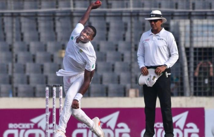 Bangladesch 137-8 beim Mittagessen, Rückstand 438, als Fünf-Sterne-Rabada zuschlägt