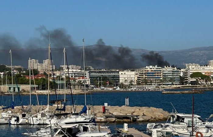 Auf dem Dach eines Gebäudes in der Innenstadt von Antibes bricht ein Feuer aus