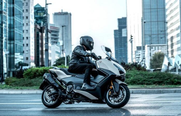 Yamaha aktualisiert die TMAX-Sportroller für 2025.