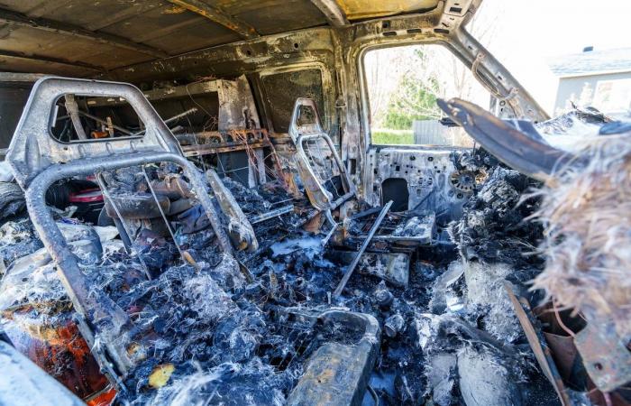 Ein mit Propan gefüllter Lieferwagen fängt im Rock Forest Feuer