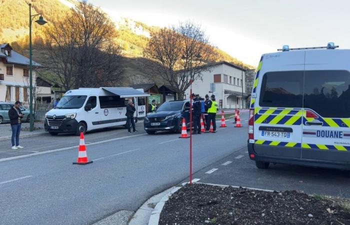 Strafverfolgungsbehörden im Kontrolleinsatz am Col de Larche