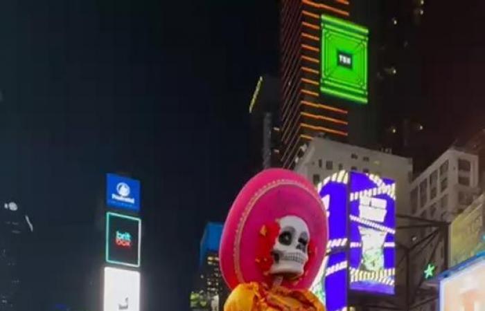 Das ikonische „Tag der Toten“-Skelett besucht den Times Square