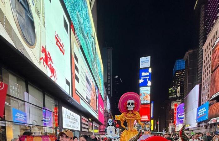 Das ikonische „Tag der Toten“-Skelett besucht den Times Square