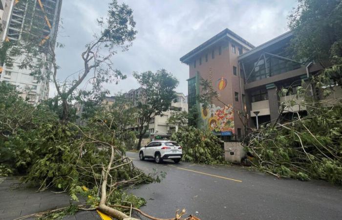 Zwei Tote und mehr als 500 Verletzte, nachdem Taifun Kong-rey Taiwan getroffen hat