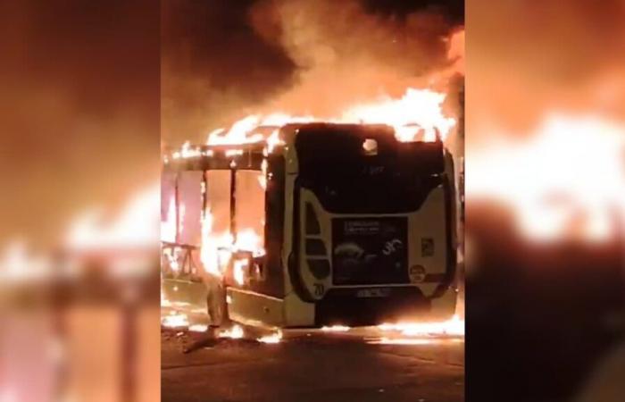 Zwei TCL-Busse brannten im Stadtteil Velette nieder, CRS wurde als Verstärkung eingesetzt