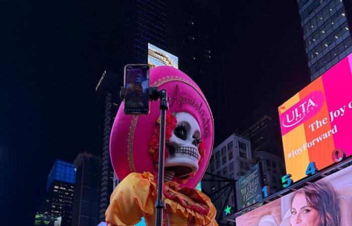 Das ikonische „Tag der Toten“-Skelett besucht den Times Square