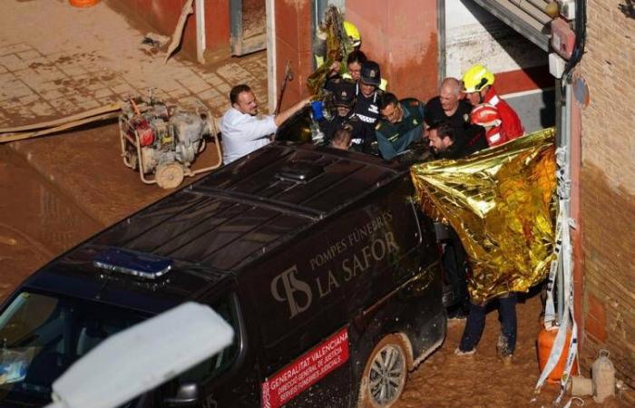 In La Torre Trauer und Wut vor der Garage des Todes nach den tödlichen Überschwemmungen in Spanien