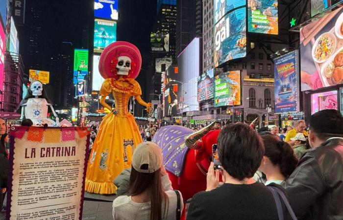 Das ikonische „Tag der Toten“-Skelett besucht den Times Square