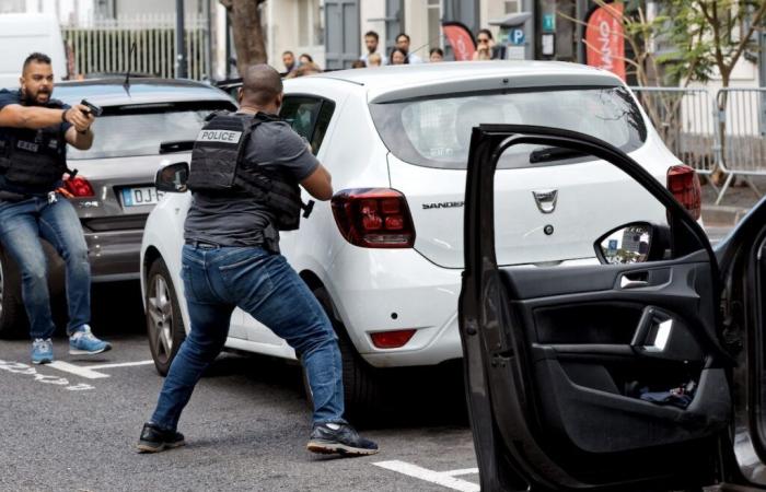 Polizei schießt bei versuchter Festnahme, zwei Personen werden gesucht