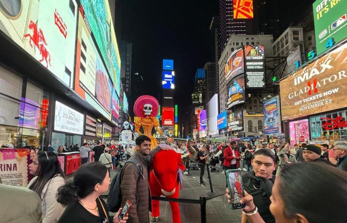 Das ikonische „Tag der Toten“-Skelett besucht den Times Square