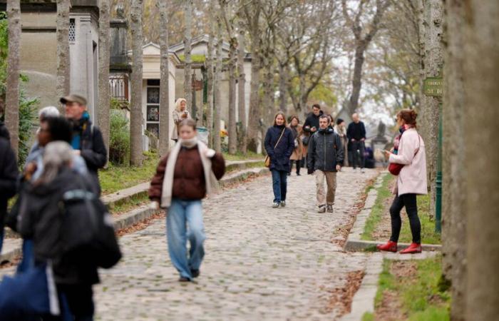 vor Père-Lachaise eine Kundgebung gegen den „Beerdigungskapitalismus“ – Libération