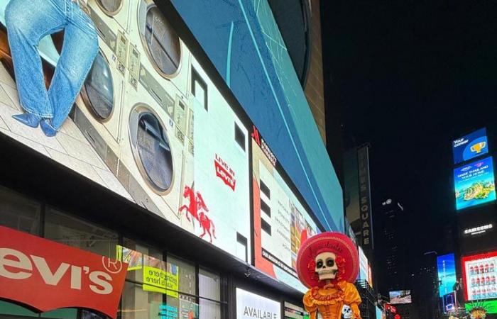 Das ikonische „Tag der Toten“-Skelett besucht den Times Square