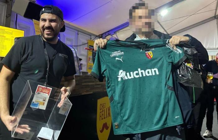 Während des Lens-Lille-Derbys gewinnt ein LOSC-Fan unter Buhrufen ein Lens-Trikot im Tippwettbewerb