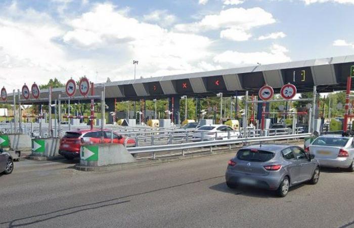 Ein Auto prallt an der Autobahnmautstelle heftig gegen einen Betonblock, 3 Tote