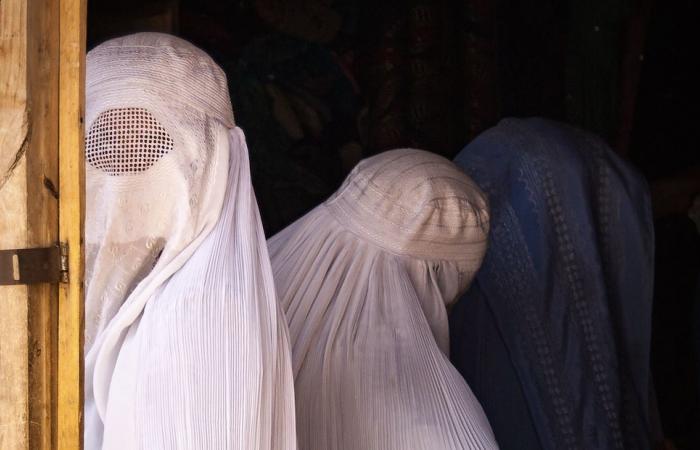 Frauen wurde von den Taliban verboten, miteinander zu sprechen