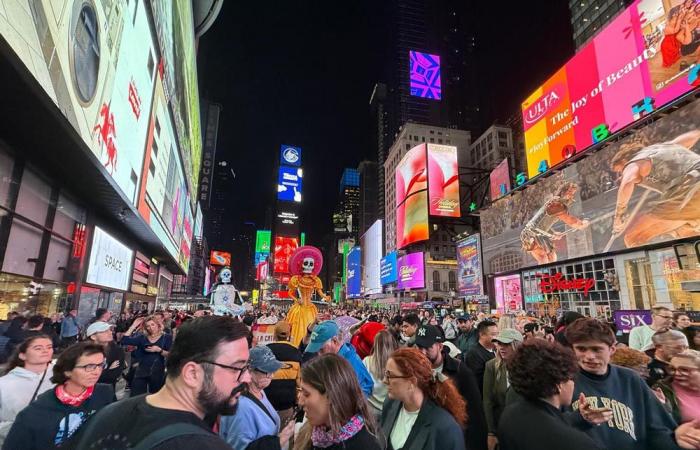 Das ikonische „Tag der Toten“-Skelett besucht den Times Square