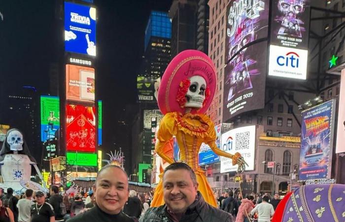 Das ikonische „Tag der Toten“-Skelett besucht den Times Square