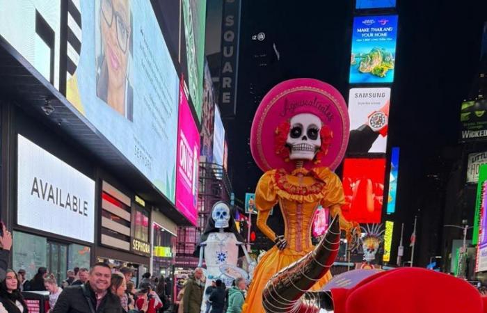 Das ikonische „Tag der Toten“-Skelett besucht den Times Square