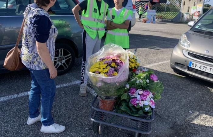 „Diese jungen Leute sind sehr nett“: Teenager tragen Blumentöpfe zum Friedhof von Romans-sur-Isère