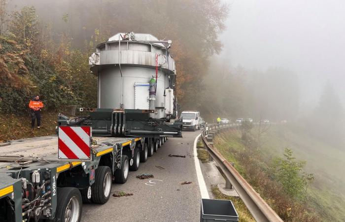 Zugerstrasse in Horgen: Schwertransport hat Panne – Hirzelpass ist blockiert