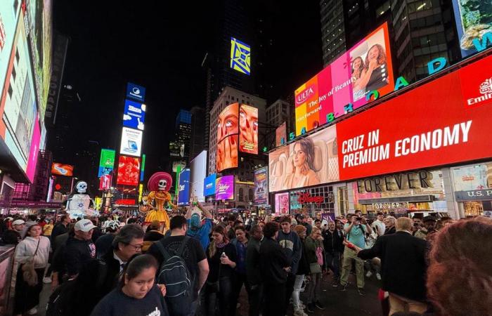 Das ikonische „Tag der Toten“-Skelett besucht den Times Square