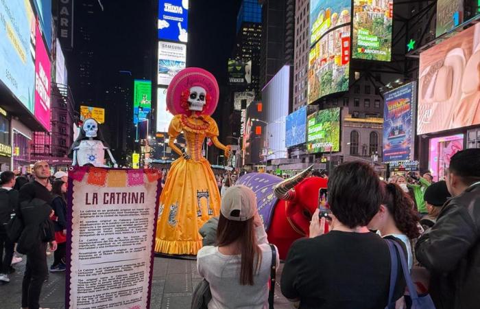 Das ikonische „Tag der Toten“-Skelett besucht den Times Square